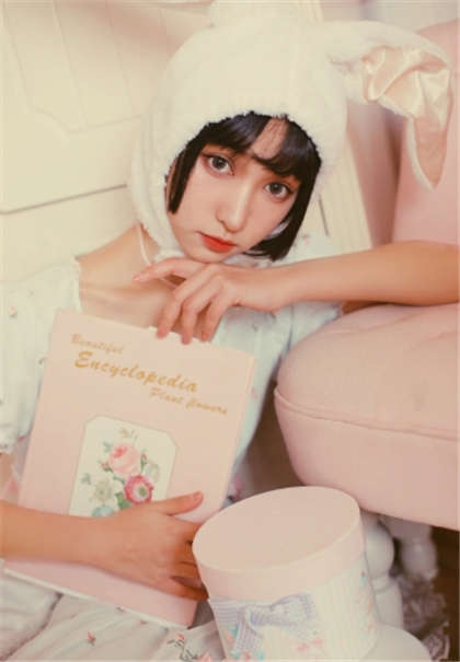 老师和学生污文-上课就把手伸到我的胸罩里乱摸_两性关系