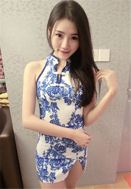 老师和学生污文-上课就把手伸到我的胸罩里乱摸_两性关系