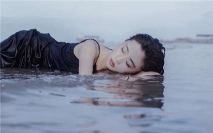 同桌把我带回家-被邻居老头揉捏我_两性关系