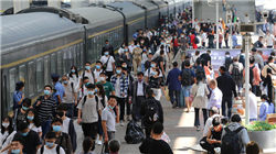 三峡人寿18.54%股权无偿划转，重庆发展成第一大股东，公司前三季度净亏1.69亿