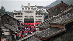 现货黄金跌破3900美元，国内金饰品价格跌破1200元关口