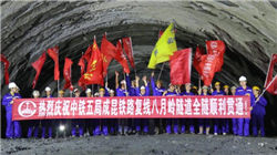 海南封关首日：30克金饰省近万元，居民排长队买榴莲